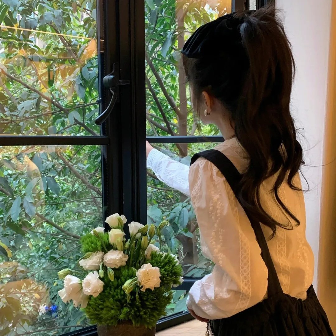 花落水流红